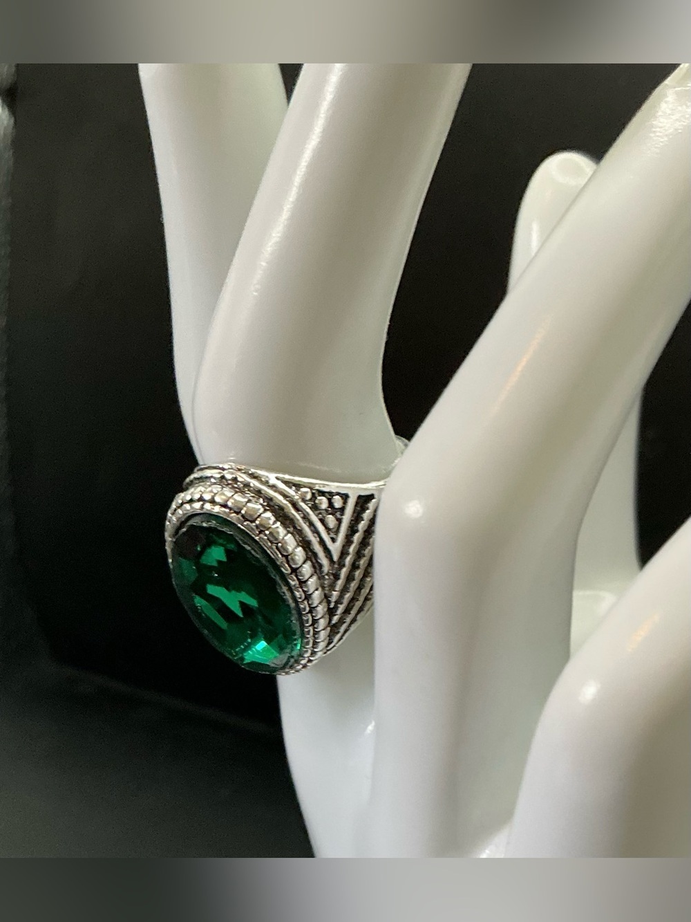 LARGE SILVER TONE UNISEX RING WITH EMERALD GREEN OVAL STONE SIZE 8
